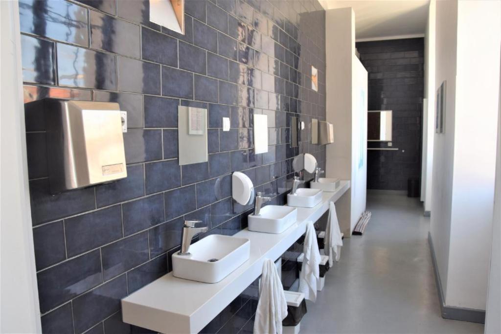 Deze driepersoonskamer heeft een gedeelde badkamer.